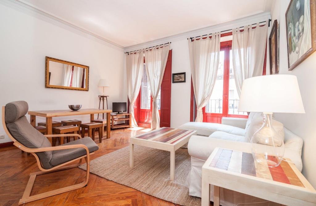Apartamentos Madrid Centro B — Hotel in Madrid