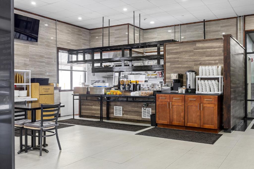 Highbridge Hotel의 깔끔한 외관과 간판