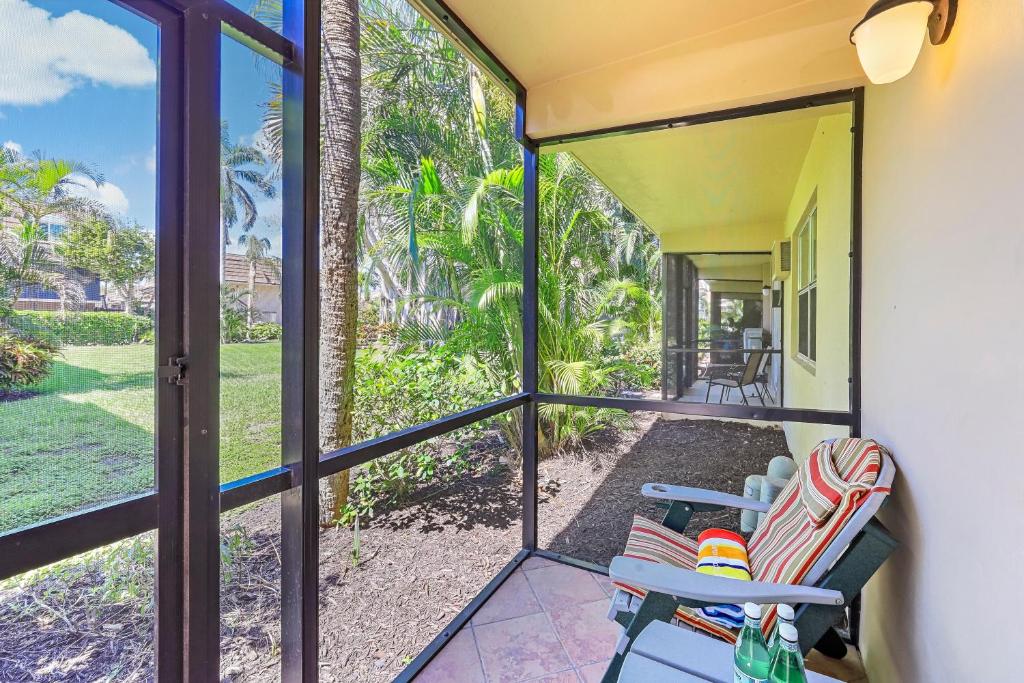 Quaint condo steps to the beach and dining, Marco Island