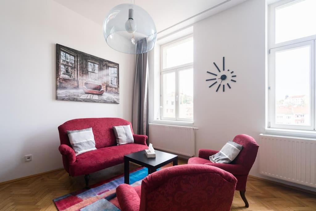 Stylový byt s červenou pohovkou kousek od hlavního nádraží, Brno
