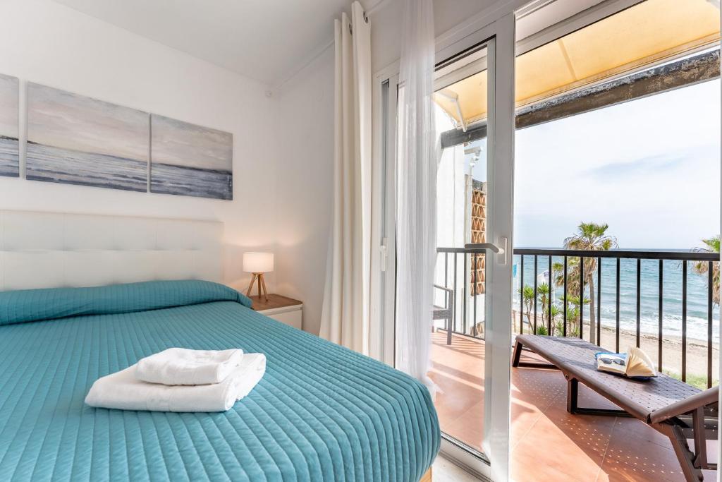 Dona Lola Micaela Beach front duplex apartment with open sea and beach views located between Marbella and Fuengirola - Costa del Sol - CS148 - 3