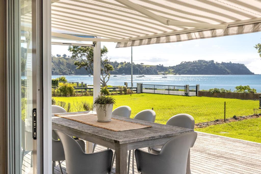 Bach on the Beach - Coast & Country, Onetangi