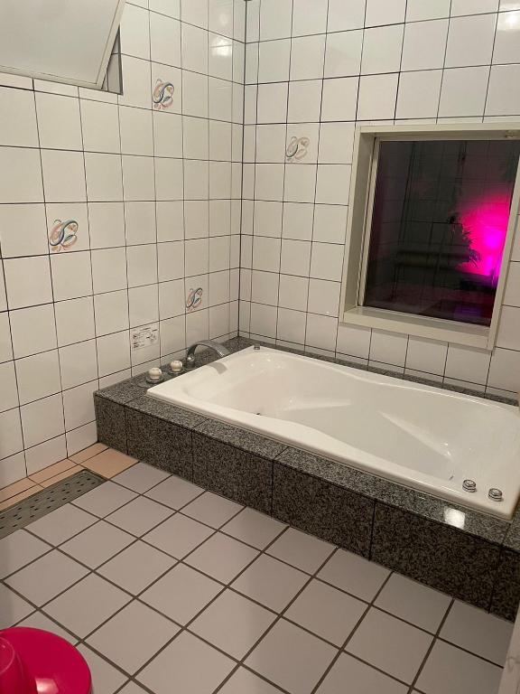2. HOTEL　LI..