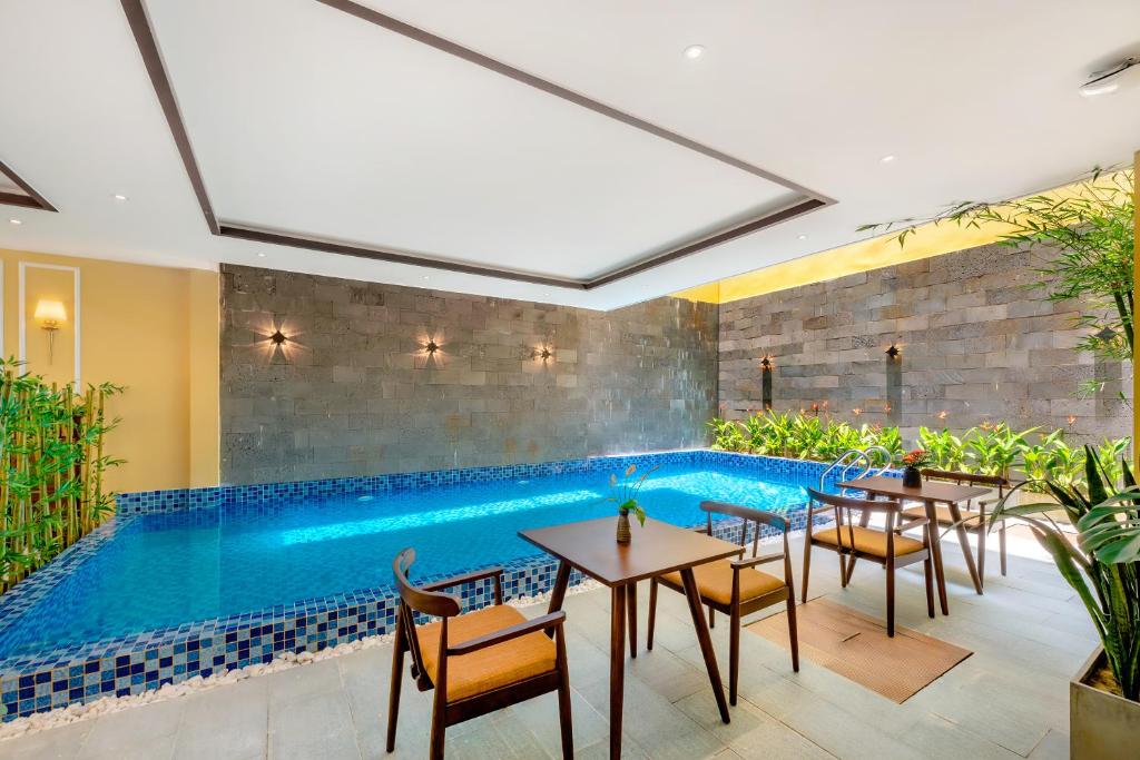 Swimming pool