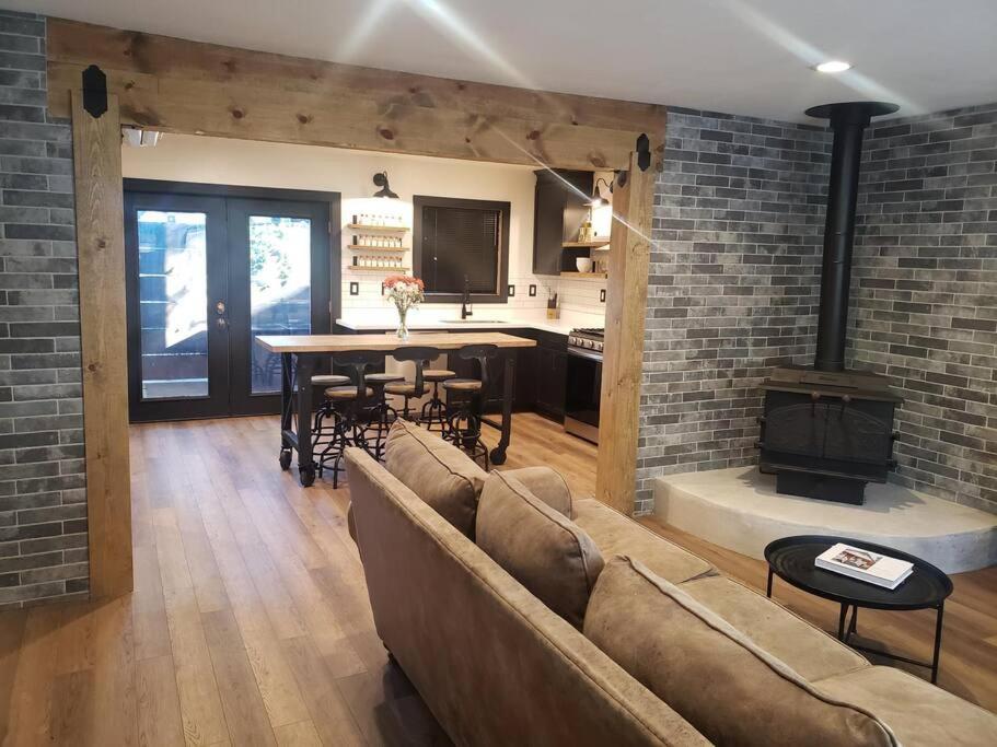 Pollock's Mountain Escapes-Cedar-centrally located