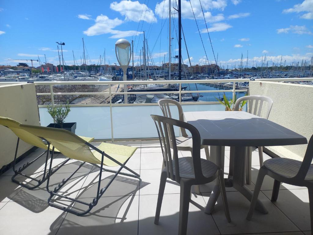 Vue dégagée et terrasse, studio 4 pers, piscine, parking, entre port et plage - 4