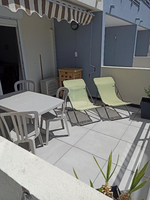 Vue dégagée et terrasse, studio 4 pers, piscine, parking, entre port et plage - 5