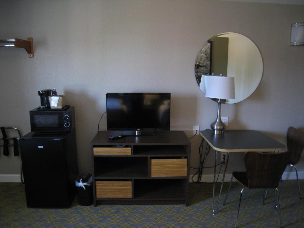 Super 8 By Wyndham Willows photo