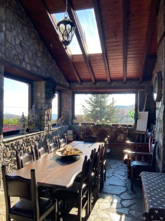 Blessings Chalet στον Παλαιό Άγιο Αθανάσιο με Τζάκι, Barbeque, μεγάλη αυλή και υπέροχη θέα, hotel in Palaios Agios Athanasios