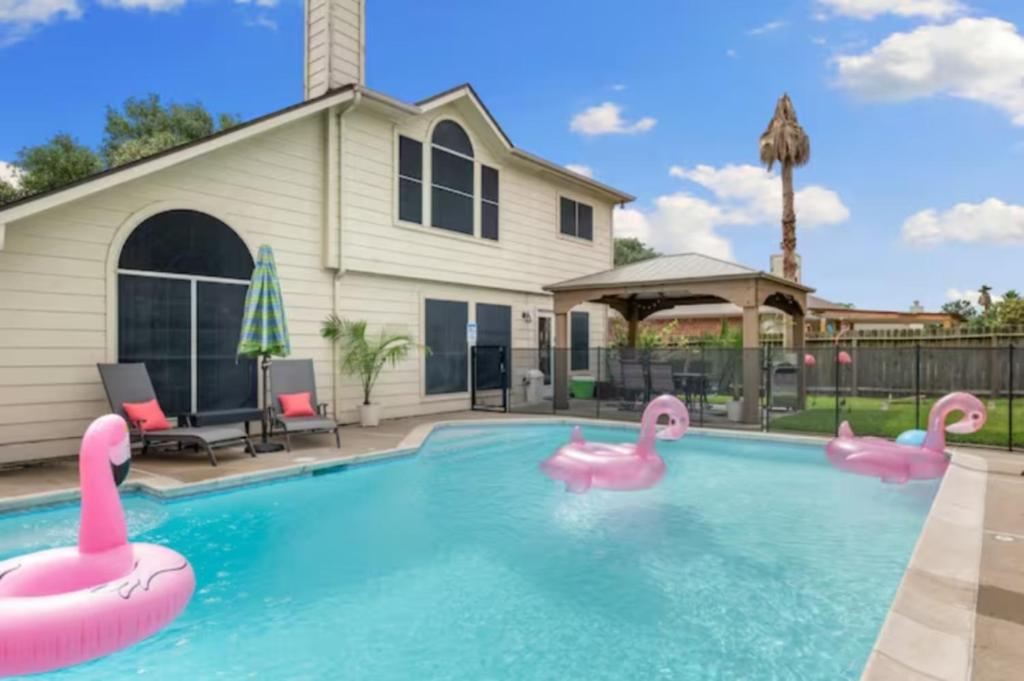 Flamingo Pool Oasis with Covered Patio, BBQ, 4 BR, Katy