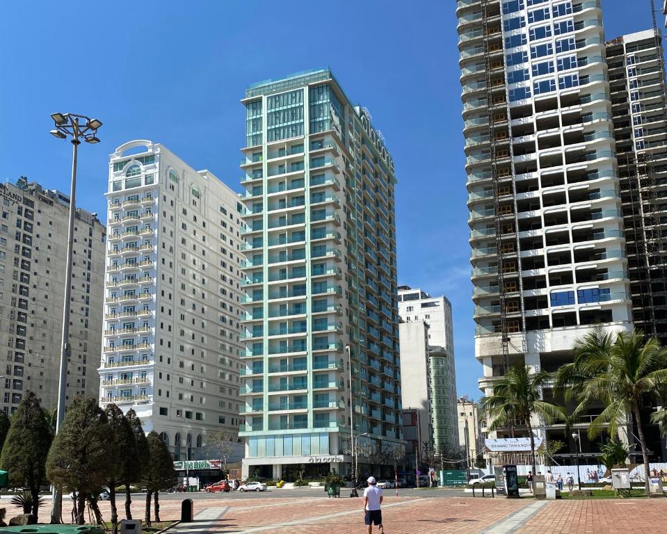 Stunning Apartments Across My Khe Beach ! Rooftop Pool &#038; Gym