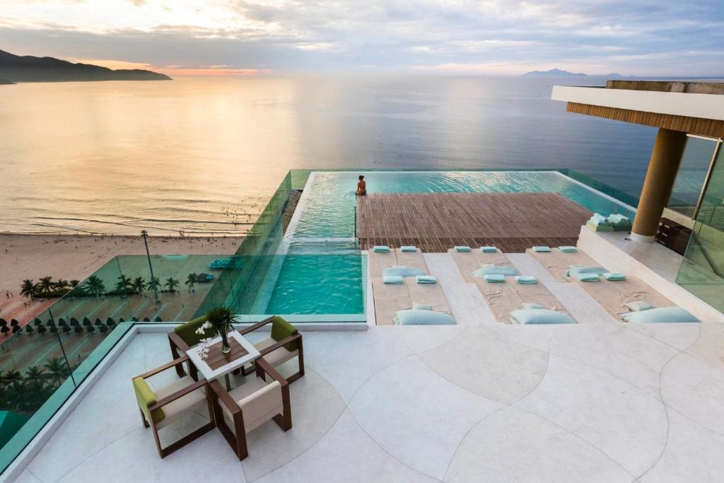 Stunning Apartments Across My Khe Beach ! Rooftop Pool & Gym