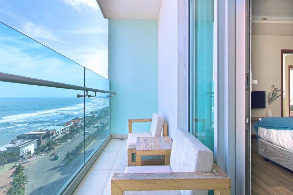 Stunning Apartments Across My Khe Beach ! Rooftop Pool & Gym