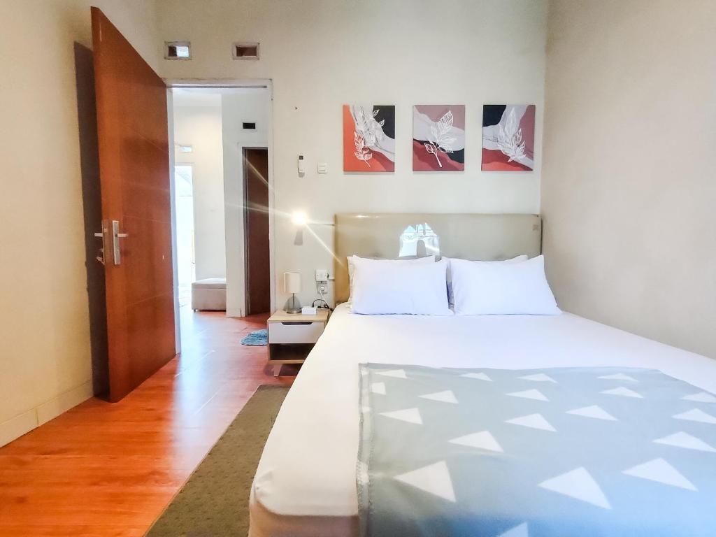 Rumah 120 m² dengan 2 kamar tidur dan 1 kamar mandi pribadi di Kesambi (SleepHouse 2BR Cozy Place for StayCation)