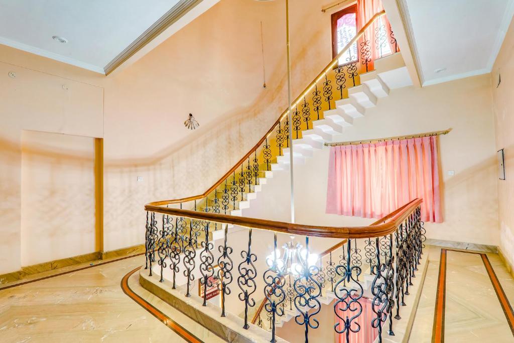 Super OYO Hotel Raka Inn photo