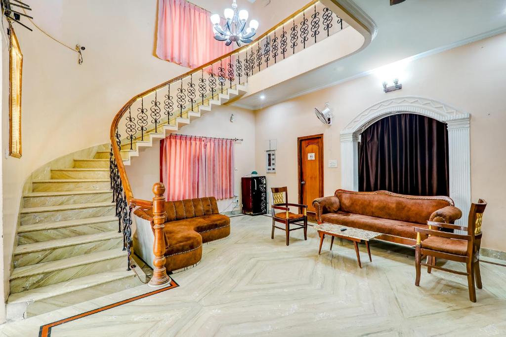 Super OYO Hotel Raka Inn photo