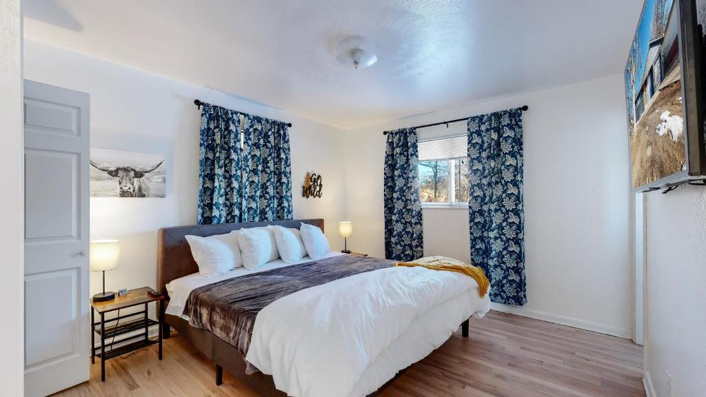 Arvada Updated Home 4 King Bed with Office and garage