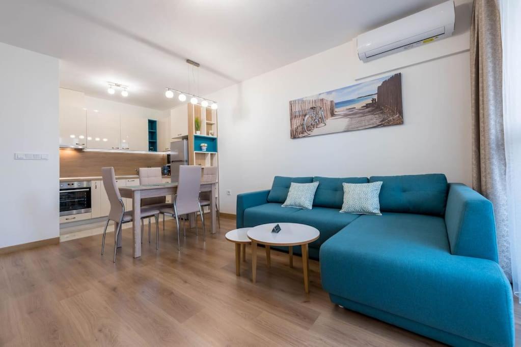 Labyrinth Apartment - free parking space included, Varna