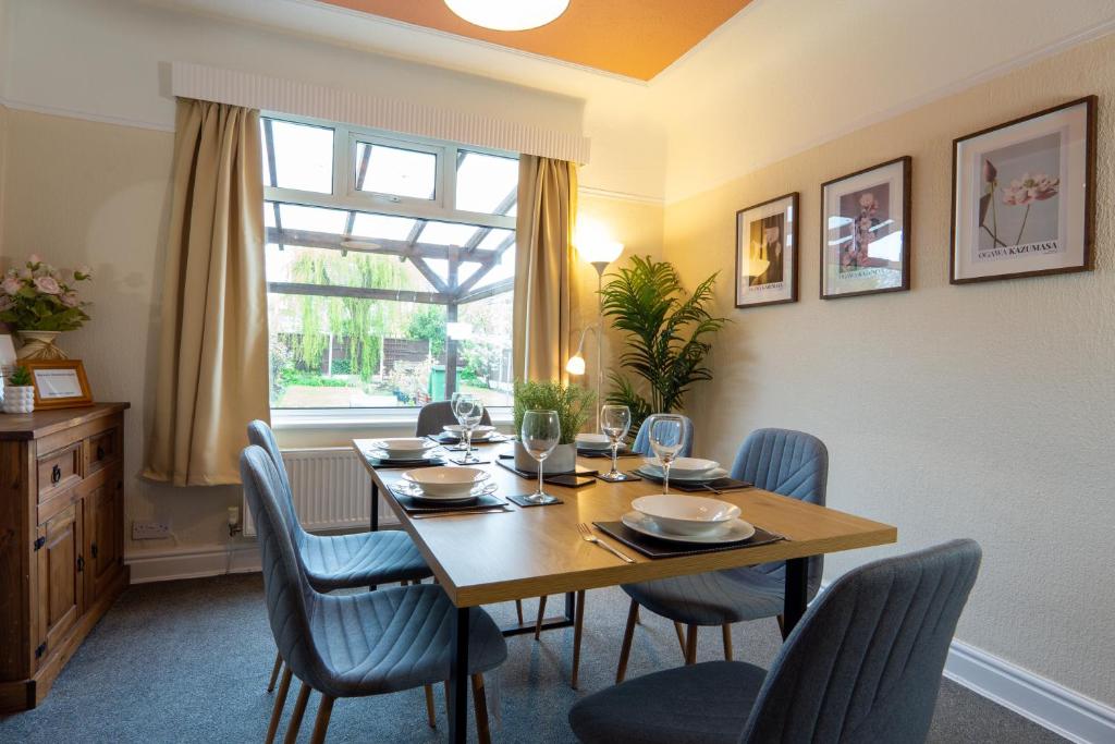 Strawberry Fields House - Air Host & Stay - 3 Bedroom, Liverpool