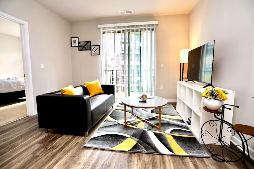 Elegant 1Bed Home with pool Free parking GMU Wifi