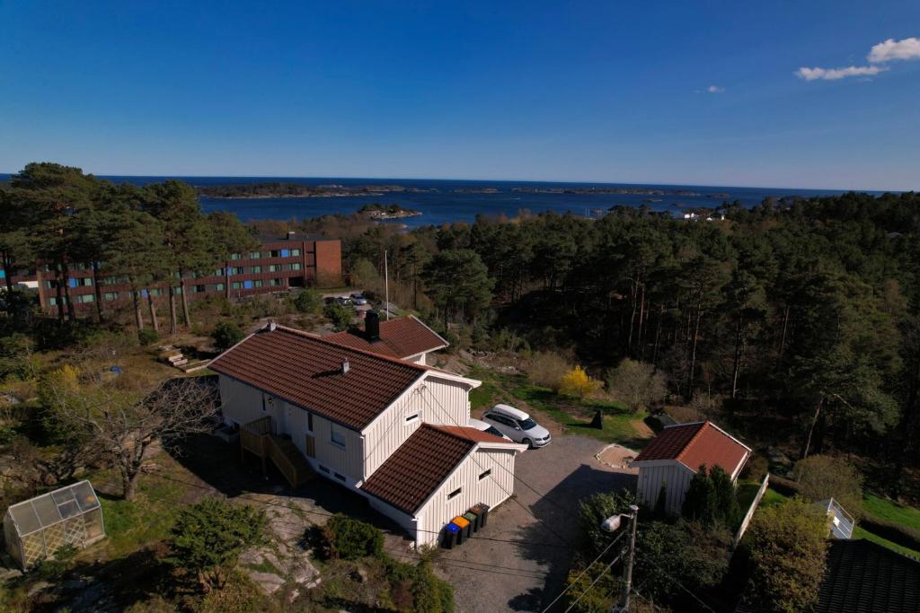 Nyoppusset leilighet med havutsikt i sommerbyen Grimstad