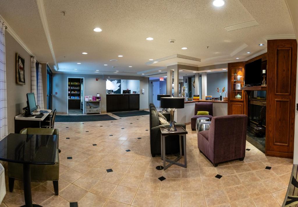 La Quinta Inn & Suites by Wyndham Milwaukee Delafield photo