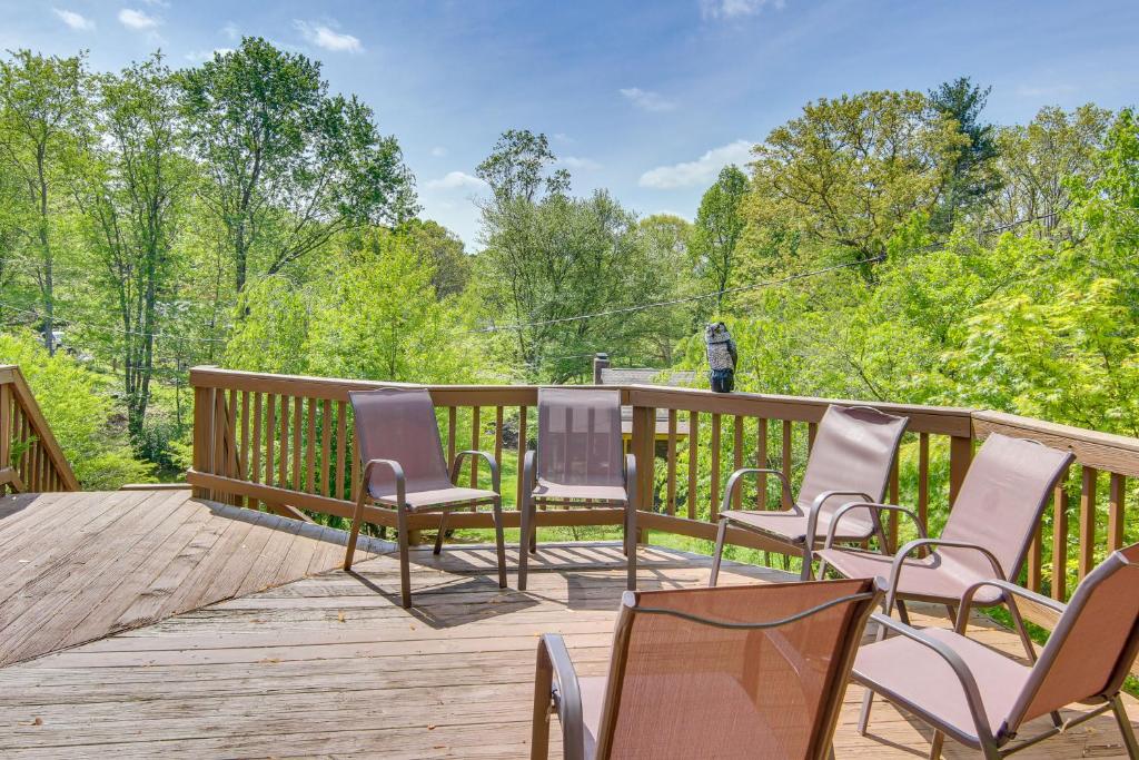 Candler House with Deck about 8 Mi to Downtown Asheville! Holiday