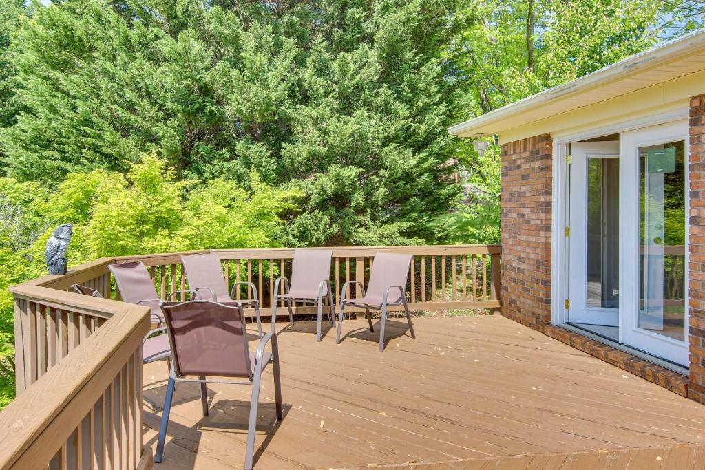 Candler House with Deck about 8 Mi to Downtown Asheville! Holiday