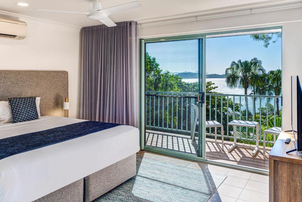 Sunset Waters 19 - Hamilton Island, Hamiltonův ostrov