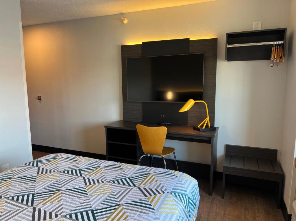 Motel 6 Indianapolis North photo