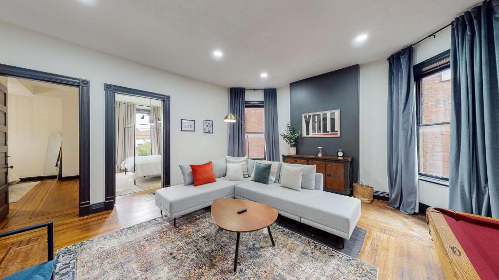 Stylish 2nd Floor Apartment with Pool Table Office Space near Churchill Downs, Louisville