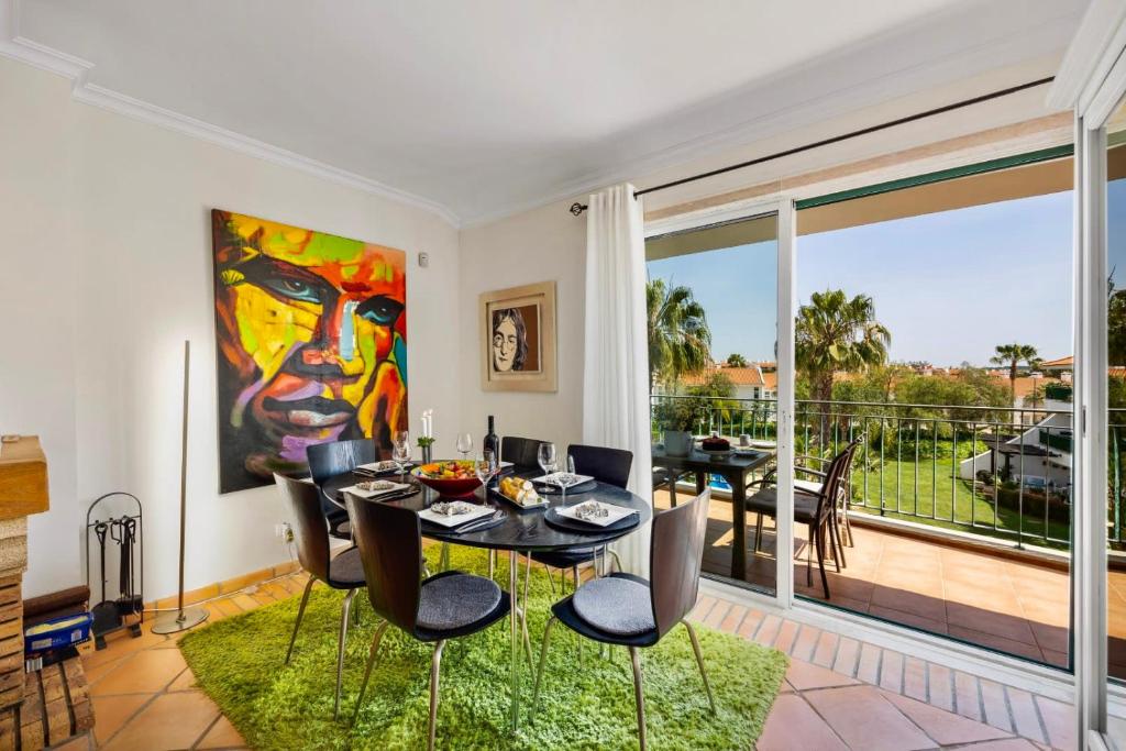 Vila Sol with Pool, Garden & Rooftop Terrace, Quarteira