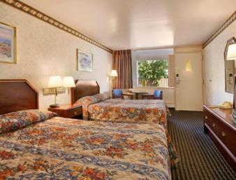Ramada by Wyndham Baltimore West photo