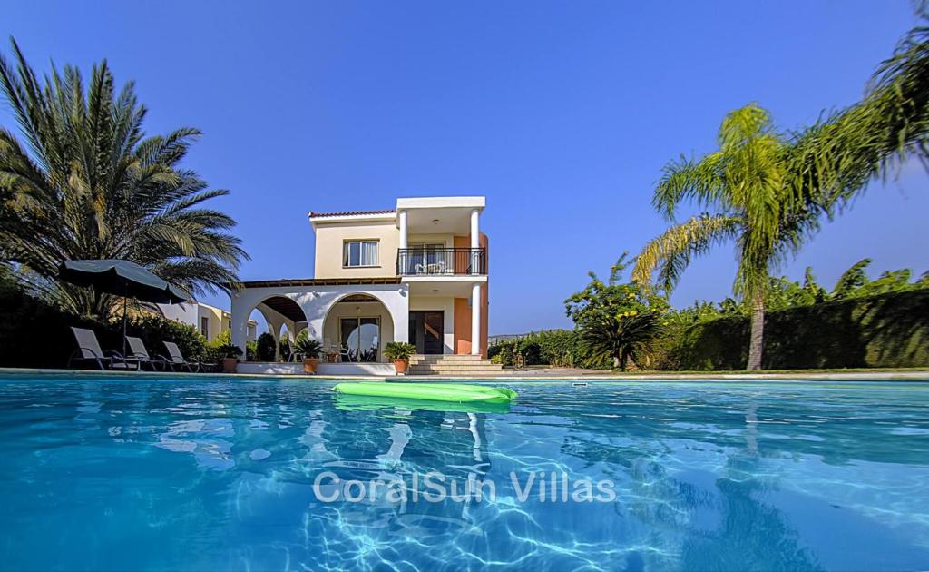 Amazing Pool, Complete Privacy, Amenities and Beach nearby, Peyia