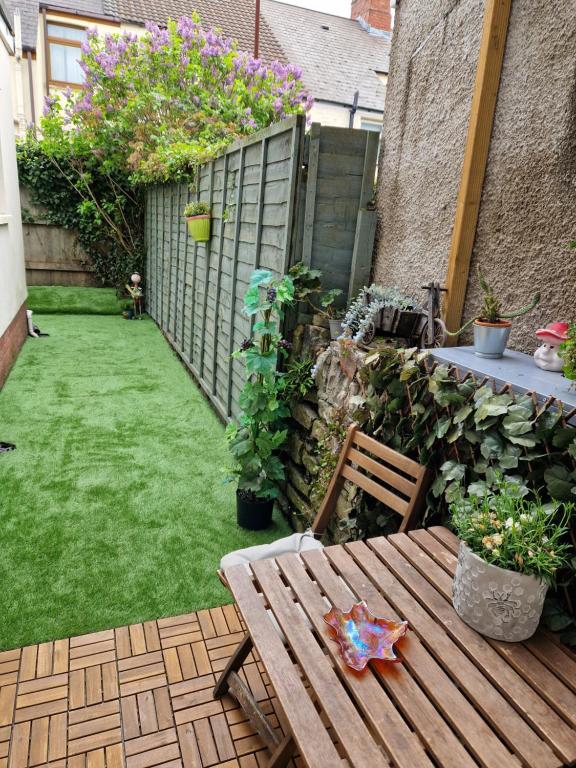 Tynant House- Modern 3 bed house- City centre and FREE parking photo