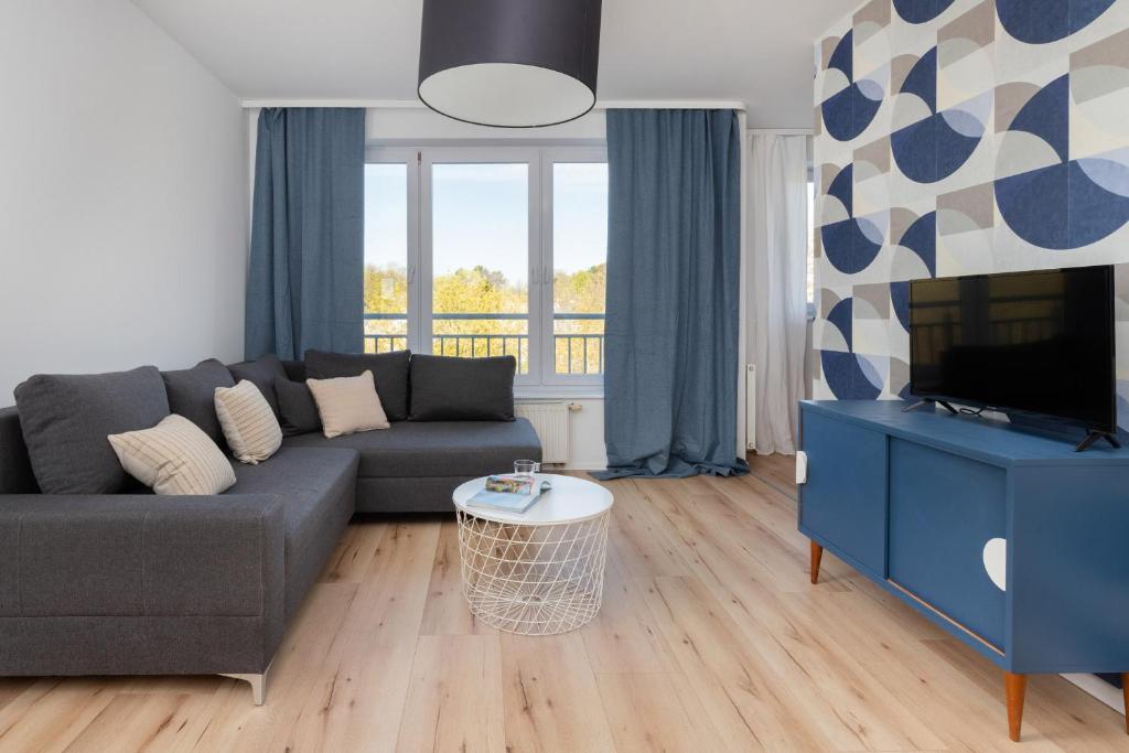 Retro Style Apartment with Balcony near the Forest by Noclegi Renters, Gdyně