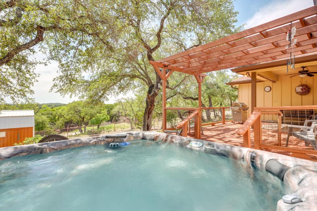 Lodge at Rocky Creek with Private Hot Tub and Yard!, Canyon Lake