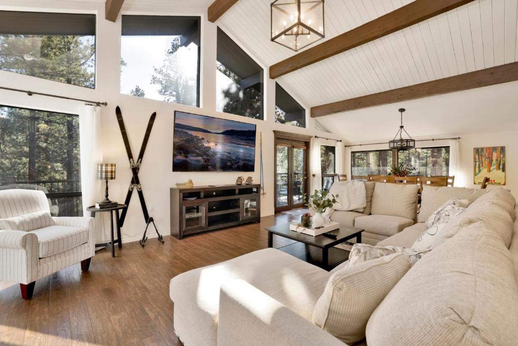 Soaring Pines by Big Bear Vacations Central Cozy Estate Chalet, Big Bear Lake