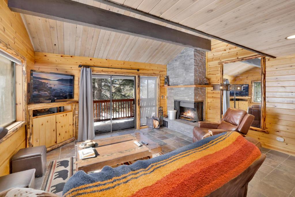 Smith Chalet at Snow Summit- Furnished Resort Condo- Foosball- Walk To Lifts, Big Bear Lake