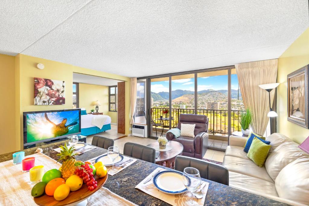 Stylish with Mountain Views, Parking, Steps to Beach, Honolulu