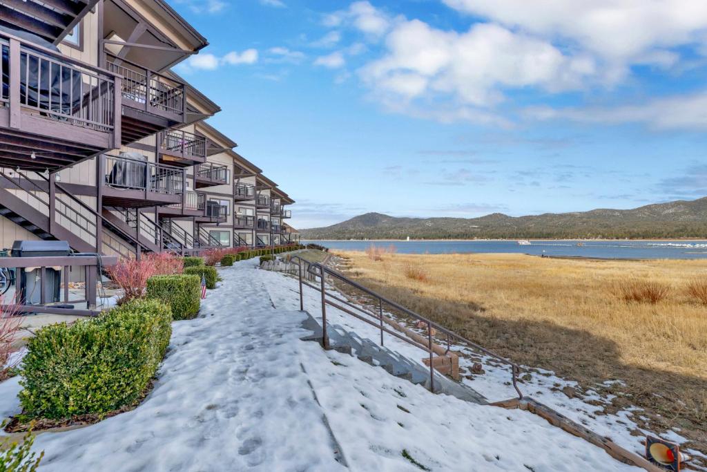 Forest Shores Lake View Condo by Big Bear Vacations Lakefront Village, Big Bear Lake