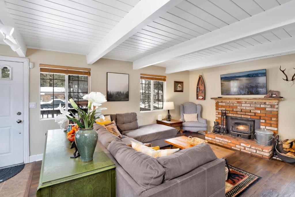 Tinker Bell Gambrel by Big Bear Vacations Ultra Relaxing Bear City Retreat, Big Bear City