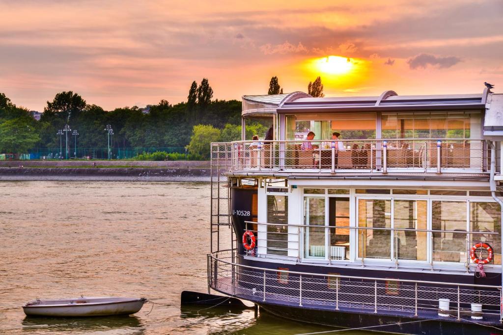 Vogue Boat Apartments photo
