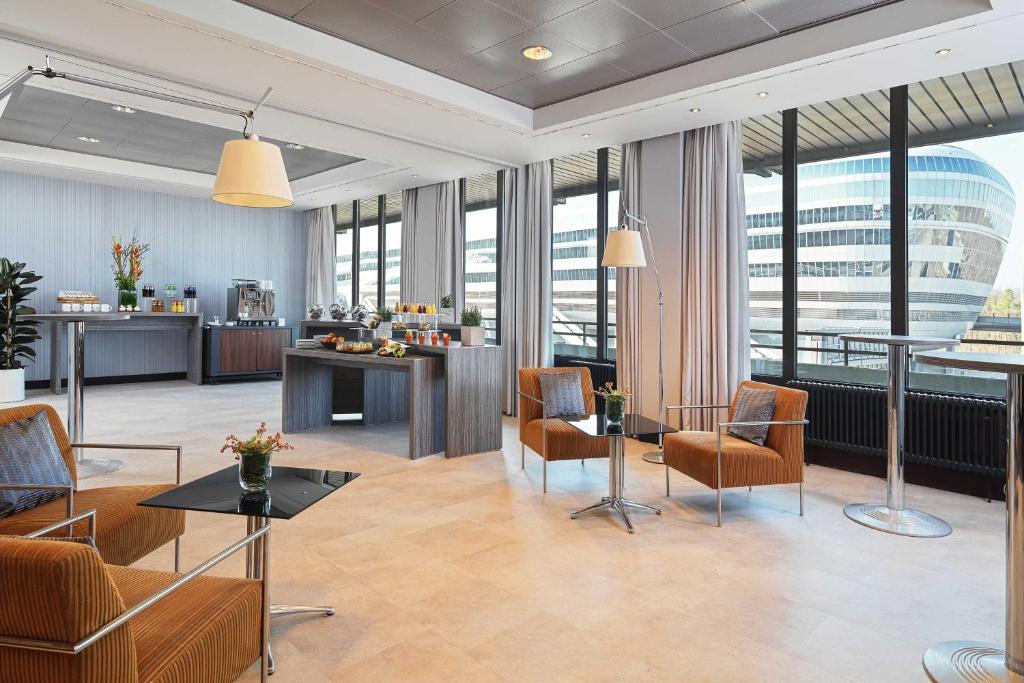 쉐라톤 호텔 로비 또는 공용 공간 예시