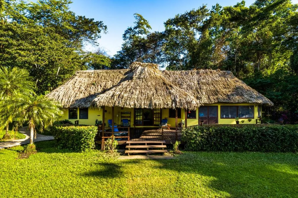 Tanager RainForest Lodge, Hotel in Big Falls