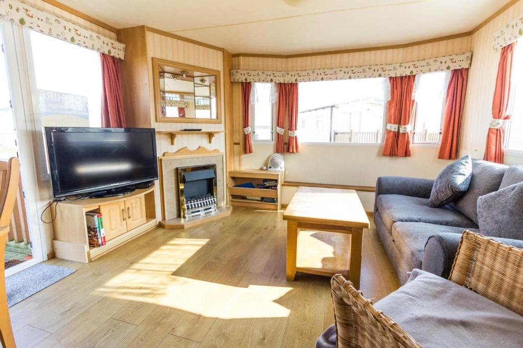 Stay at 8 Berth Caravan For Hire By The Beach Many Attractions In Suffolk Ref 40093nd in East of England, England photo 4