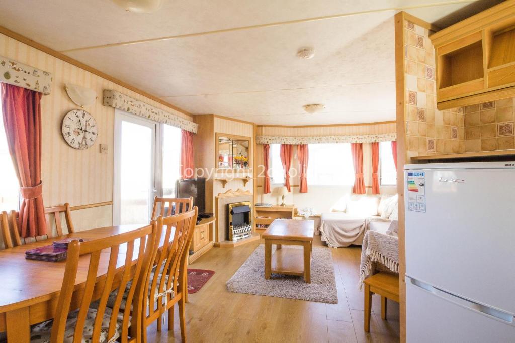 Stay at 8 Berth Caravan For Hire By The Beach Many Attractions In Suffolk Ref 40093nd in East of England, England photo 5
