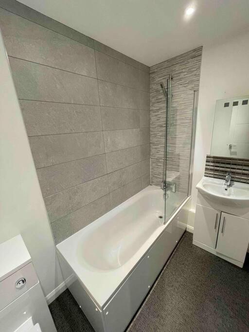 2-Bed City Centre Flat, Bath photo 2