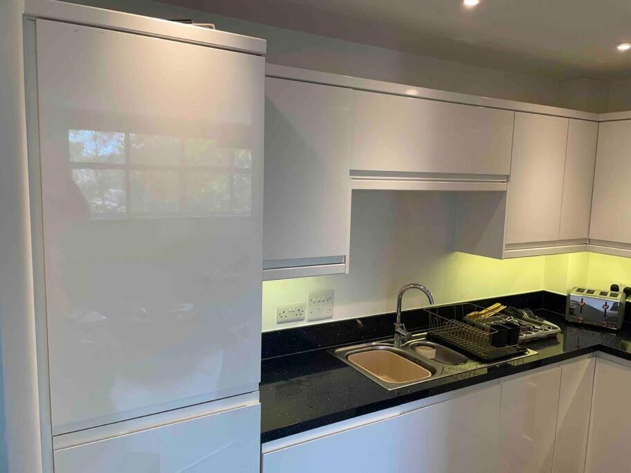 2-Bed City Centre Flat, Bath photo 5