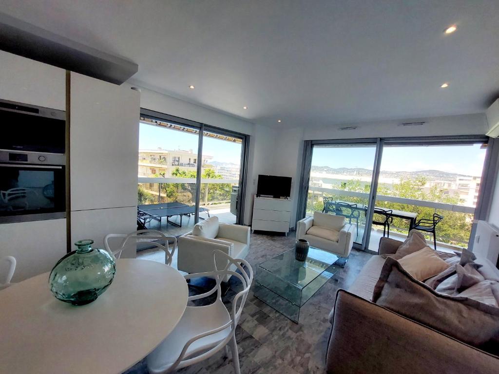 Superbe appartement climatisé proche plages, grande terrasse et parking privé - 2